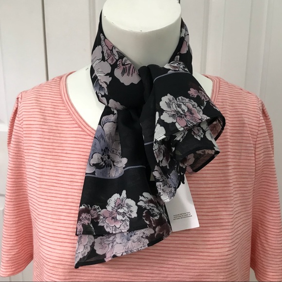 ONE LEFT‼️ LOFT outlet🌺 Floral Accent Scarf - Picture 4 of 7